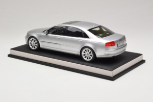 Audi A8 D3 W12 Ice Silver Metallic MotorHelix 1:18 MH030ISM Živica – obrázok 5 z 7