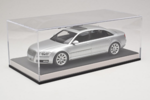 Audi A8 D3 W12 Ice Silver Metallic MotorHelix 1:18 MH030ISM Živica – obrázok 6 z 7
