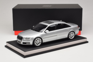 Audi A8 D3 W12 Ice Silver Metallic MotorHelix 1:18 MH030ISM Živica – obrázok 7 z 7