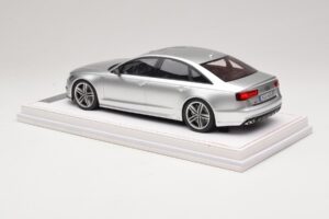 Audi S6 C7 Florett Silver Metallic IVY Merit 1:18 REMC038 Živica – obrázok 5 z 7