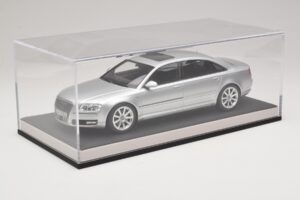 Audi A8 D3 W12 Ice Silver Metallic MotorHelix 1:18 MH030ISM Živica – obrázok 6 z 7