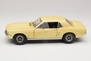 Ford Mustang Coupe Žltý The Walking Dead Greenlight 1:18 12958 Kov – obrázok 4 z 8