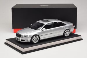Audi A8 D3 W12 Ice Silver Metallic MotorHelix 1:18 MH030ISM Živica – obrázok 7 z 7