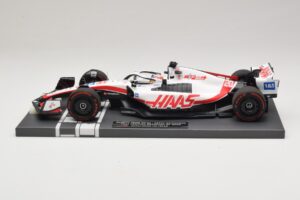 Haas VF-22 K. Magnussen Pole Position Brazilian GP 2022 Minichamps 1:18 117222120 Živica – obrázok 3 z 7