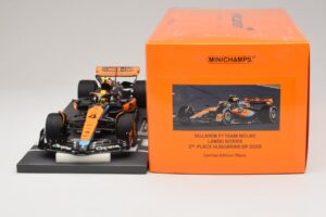 McLaren MCL60 #4 L. Norris 2nd Place Hungarian GP 2023 Minichamps 1:18 537233004 Živica – obrázok 6 z 7