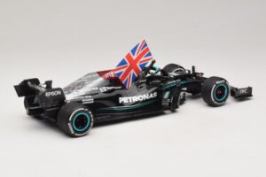 Mercedes AMG Petronas W12 E Performance L. Hamilton Winner British GP 2021 Minichamps 1:18 110211144 Živica – obrázok 2 z 7