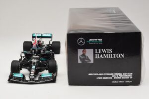 Mercedes AMG Petronas W12 E Performance L. Hamilton Winner British GP 2021 Minichamps 1:18 110211144 Živica – obrázok 6 z 7