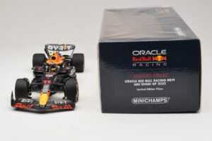 Oracle Red Bull Racing RB19 S. Perez Abu Dhabi GP 2023 Minichamps 1:18 110232311 Živica – obrázok 6 z 7