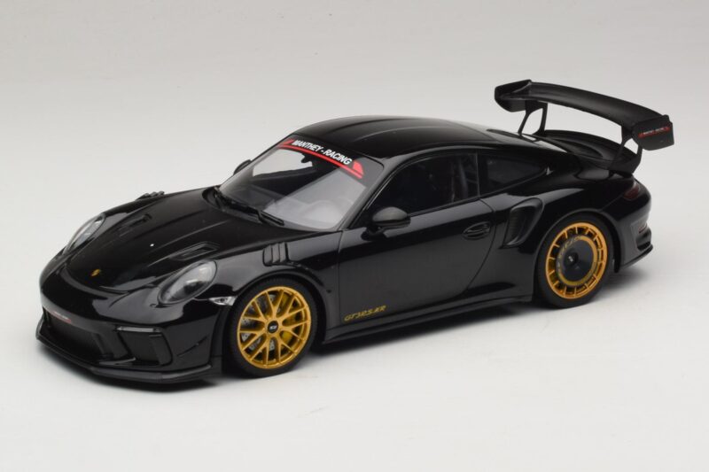 Porsche 911 992 GT3 RS Manthey Racing Čierny so Zlatými Ráfkami Minichamps 1:18 MR-911-GT3RS-1804 Kov