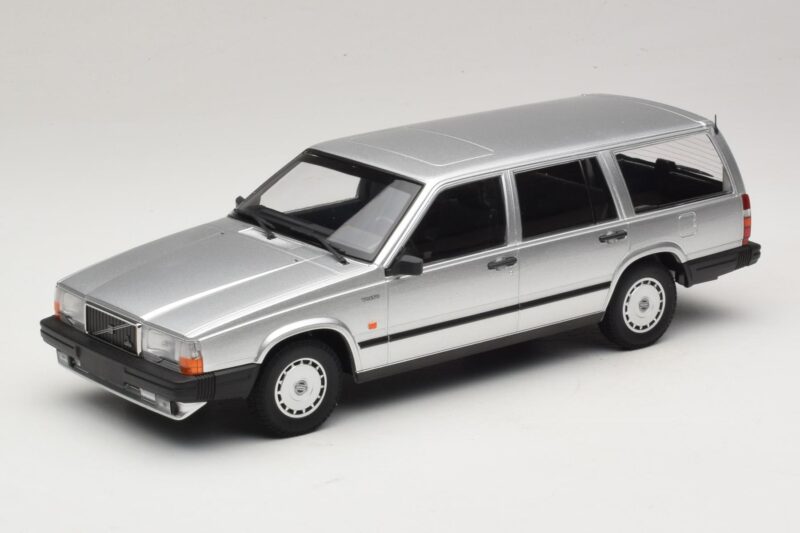 Volvo 740 GL Kombi Strieborný Minichamps 1:18 155171770 Kov