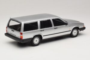 Volvo 740 GL Kombi Strieborný Minichamps 1:18 155171770 Kov – obrázok 2 z 6