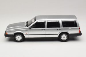 Volvo 740 GL Kombi Strieborný Minichamps 1:18 155171770 Kov – obrázok 3 z 6