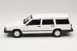 Volvo 740 GL Kombi Biely Minichamps 1:18 155171772 Kov – obrázok 3 z 6
