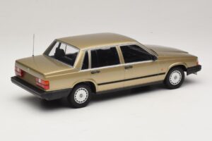 Volvo 740 GL Zlatý Minichamps 1:18 155171700 Kov – obrázok 2 z 6