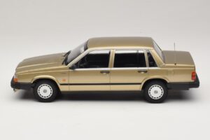 Volvo 740 GL Zlatý Minichamps 1:18 155171700 Kov – obrázok 3 z 6