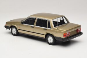 Volvo 740 GL Zlatý Minichamps 1:18 155171700 Kov – obrázok 5 z 6