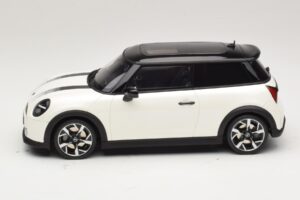 Mini Cooper S F66 Nanuq White Metallic Otto 1:18 OT1245 Živica – obrázok 3 z 6