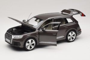 Audi Q7 4M Argus Brown Minichamps 1:18 5011407615 Kov – obrázok 2 z 8