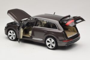 Audi Q7 4M Argus Brown Minichamps 1:18 5011407615 Kov – obrázok 5 z 8