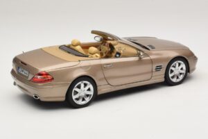 Mercedes SL500 R230 Travertine Beige Norev 1:18 183843 Kov – obrázok 3 z 9