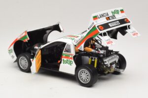 Lancia 037 #2 A. Bettega / M. Perissinot Rally San Marino 1984 Kyosho 1:18 08306F Kov – obrázok 5 z 8
