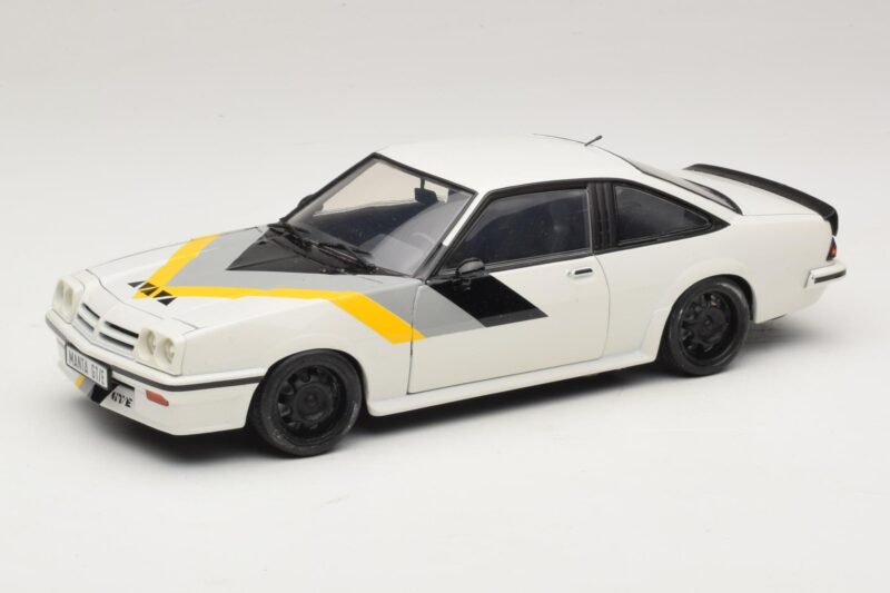 Opel Manta B GT/E Biely Čierne Špeciálne Kolesá Revell 1:18 08422 Kov