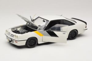 Opel Manta B GT/E Biely Čierne Špeciálne Kolesá Revell 1:18 08422 Kov – obrázok 2 z 8