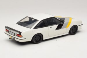 Opel Manta B GT/E Biely Čierne Špeciálne Kolesá Revell 1:18 08422 Kov – obrázok 3 z 8