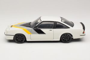 Opel Manta B GT/E Biely Čierne Špeciálne Kolesá Revell 1:18 08422 Kov – obrázok 4 z 8