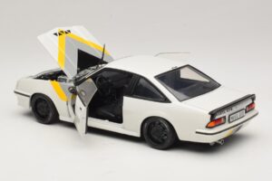 Opel Manta B GT/E Biely Čierne Špeciálne Kolesá Revell 1:18 08422 Kov – obrázok 5 z 8
