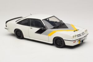 Opel Manta B GT/E Biely Čierne Špeciálne Kolesá Revell 1:18 08422 Kov – obrázok 6 z 8