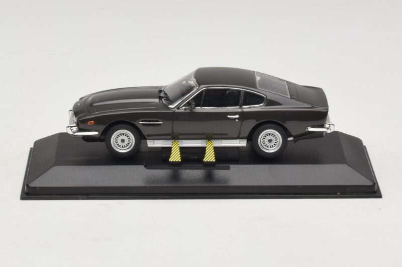 Aston Martin DBS On Her Majesty's Secret Service S Lyžami Minichamps 1:43 Aston Martin DBS On Her Majesty's Secret Service S Lyžami Minichamps 1:43 436137600-P1 Kov