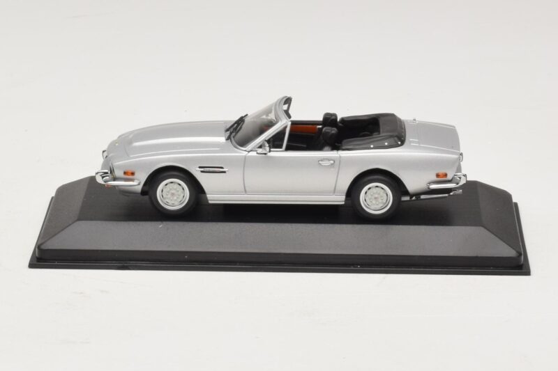 Aston Martin V8 Volante Strieborný Minichamps 1:43 Aston Martin V8 Volante Strieborný Minichamps 1:43 400137601 Kov