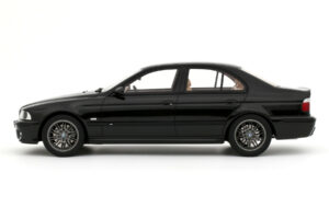 BMW M5 E39 Black Sapphire Metallic Otto 1:18 OT1338 Živica – obrázok 3 z 4
