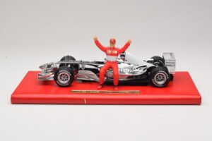 Ferrari F2004 #1 M. Schumacher Six Time World Champion 2004 Chróm Strieborná Hot Wheels 1:18 C7332 Kov – obrázok 3 z 6