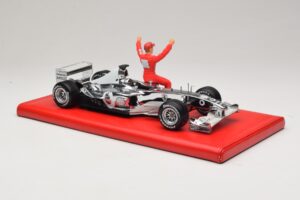 Ferrari F2004 #1 M. Schumacher Six Time World Champion 2004 Chróm Strieborná Hot Wheels 1:18 C7332 Kov – obrázok 4 z 6
