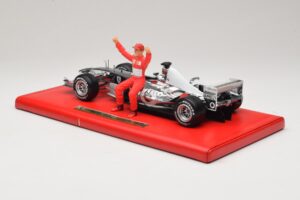 Ferrari F2004 #1 M. Schumacher Six Time World Champion 2004 Chróm Strieborná Hot Wheels 1:18 C7332 Kov – obrázok 5 z 6