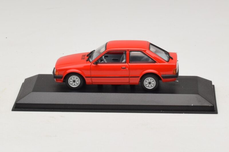 Ford Escort Mk3 3-dverový Červený Minichamps 1:43 400085000 Kov