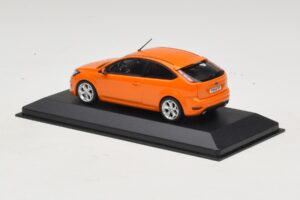 Ford Focus ST Mk2 Electric Orange Minichamps 1:43 400087302 Kov – obrázok 3 z 4
