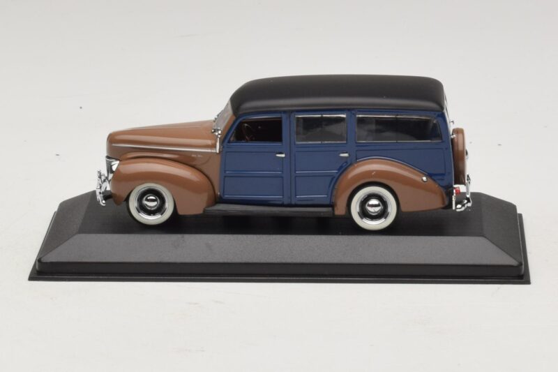 Ford V8 De Luxe Woody Station Wagon Hnedý Modrý Minichamps 1:43 Ford V8 De Luxe Woody Station Wagon Hnedý Modrý Minichamps 1:43 400082112 Kov