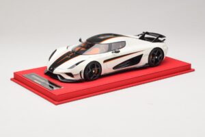 Koenigsegg Regera Biely s Čiernym Karbónom FrontiArt 1:18 REMC043 Živica
