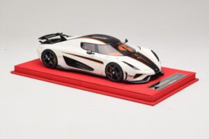 Koenigsegg Regera Biely s Čiernym Karbónom FrontiArt 1:18 REMC043 Živica – obrázok 4 z 7