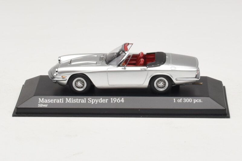 Maserati Mistral Spyder Strieborný Minichamps 1:43 Maserati Mistral Spyder Strieborný Minichamps 1:43 437123431 Kov