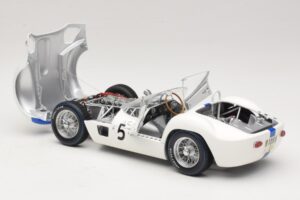 Maserati Tipo 61 #5 S. Moss / D. Gurney Camoradi ADAC 1000km Nurburgring Winner 1960 Minichamps 1:18 100601205 Kov – obrázok 5 z 8