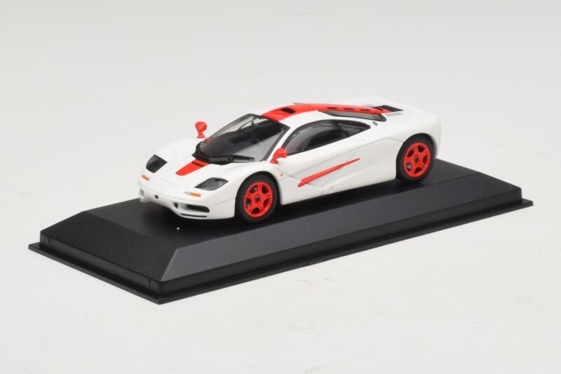 McLaren F1 Biela S Červenými Pruhmi Minichamps 1:43 McLaren F1 Biela S Červenými Pruhmi Minichamps 1:43 MCLAREN003 Kov
