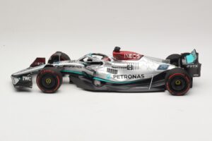 Mercedes AMG Petronas W13 E Performance #63 G. Russell Spanish GP 2022 Minichamps 1:18 110220063 Kov – obrázok 3 z 7