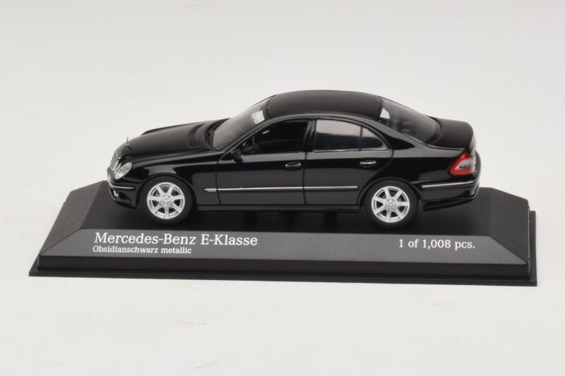 Mercedes E-Class W211 Čierna Metalíza Minichamps 1:43 400036001 Kov