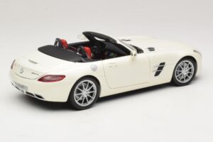 Mercedes SLS AMG Roadster Mystic White II Minichamps 1:18 B66960079 Kov – obrázok 4 z 9