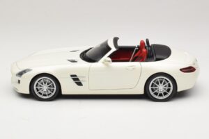 Mercedes SLS AMG Roadster Mystic White II Minichamps 1:18 B66960079 Kov – obrázok 5 z 9