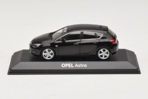 Opel Astra J Čierny Minichamps 1:43 ASTRA006 Kov
